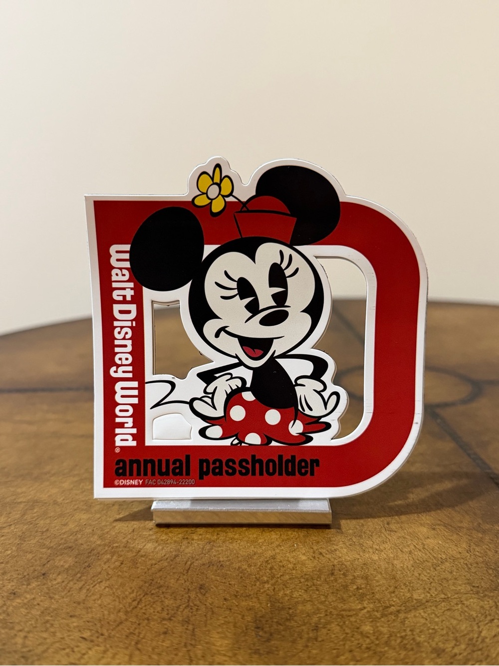 NEW AUTHENTIC WALT DISNEY WORLD ANNUAL PASSHOLDER MINNIE MOUSE MAGNET